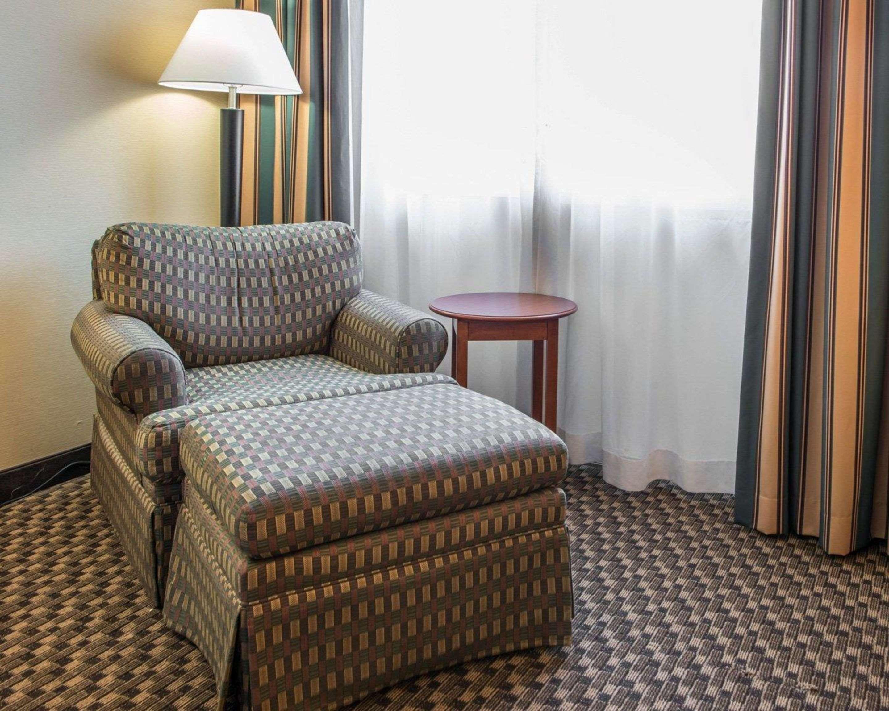 Mainstay Suites Verona Екстериор снимка