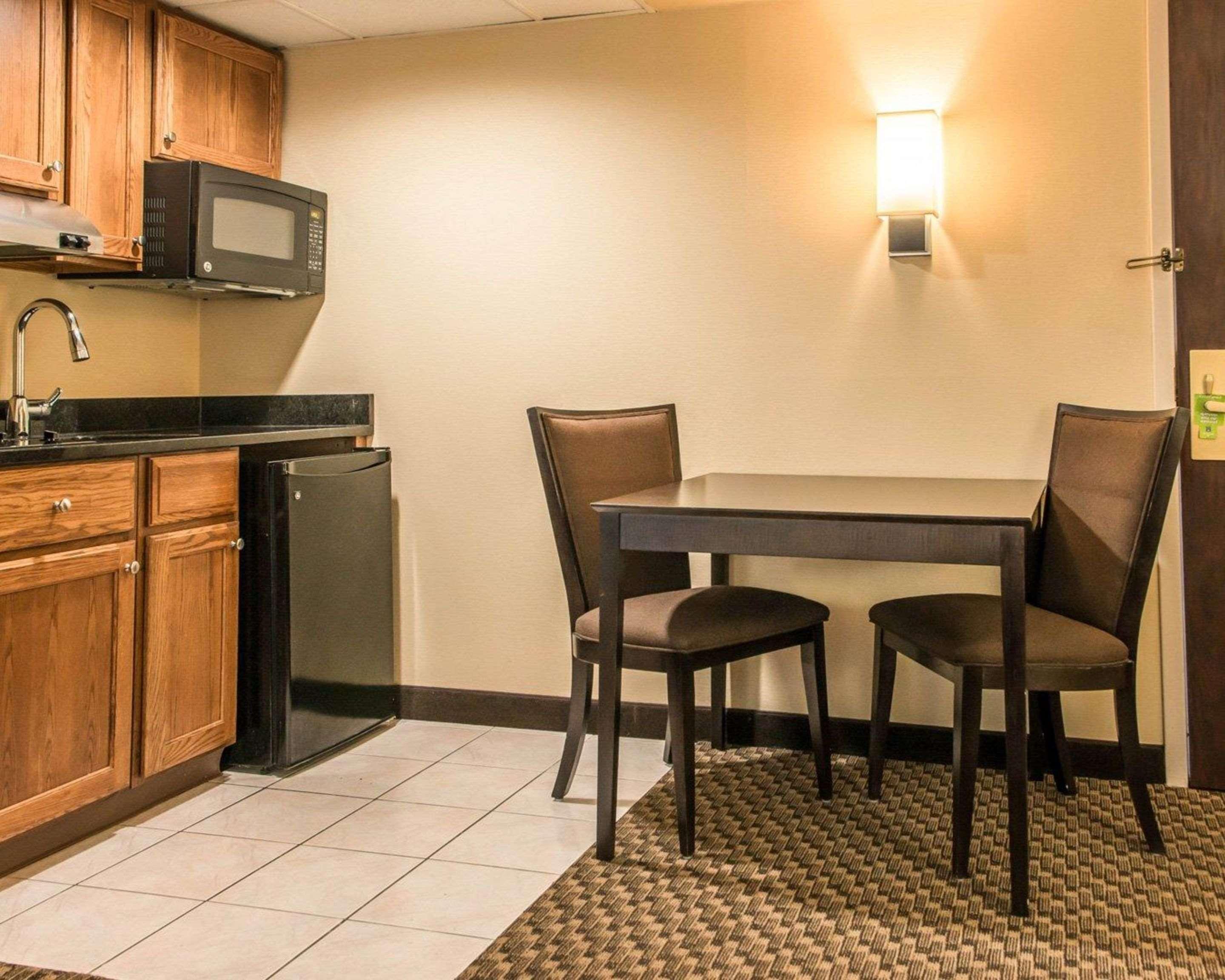 Mainstay Suites Verona Екстериор снимка