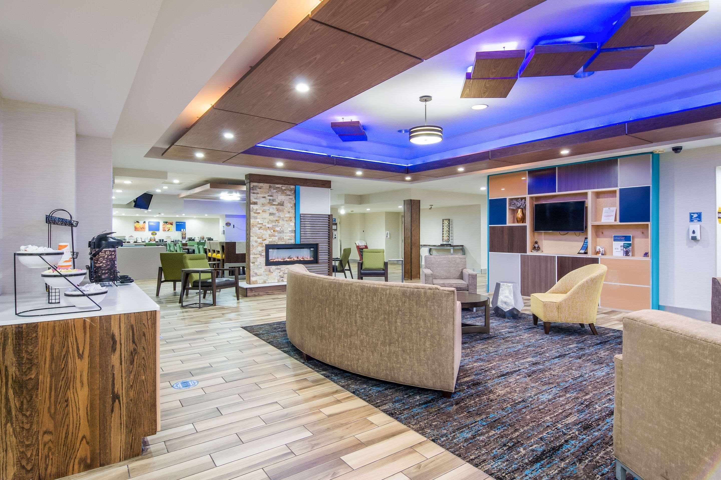 Mainstay Suites Verona Екстериор снимка