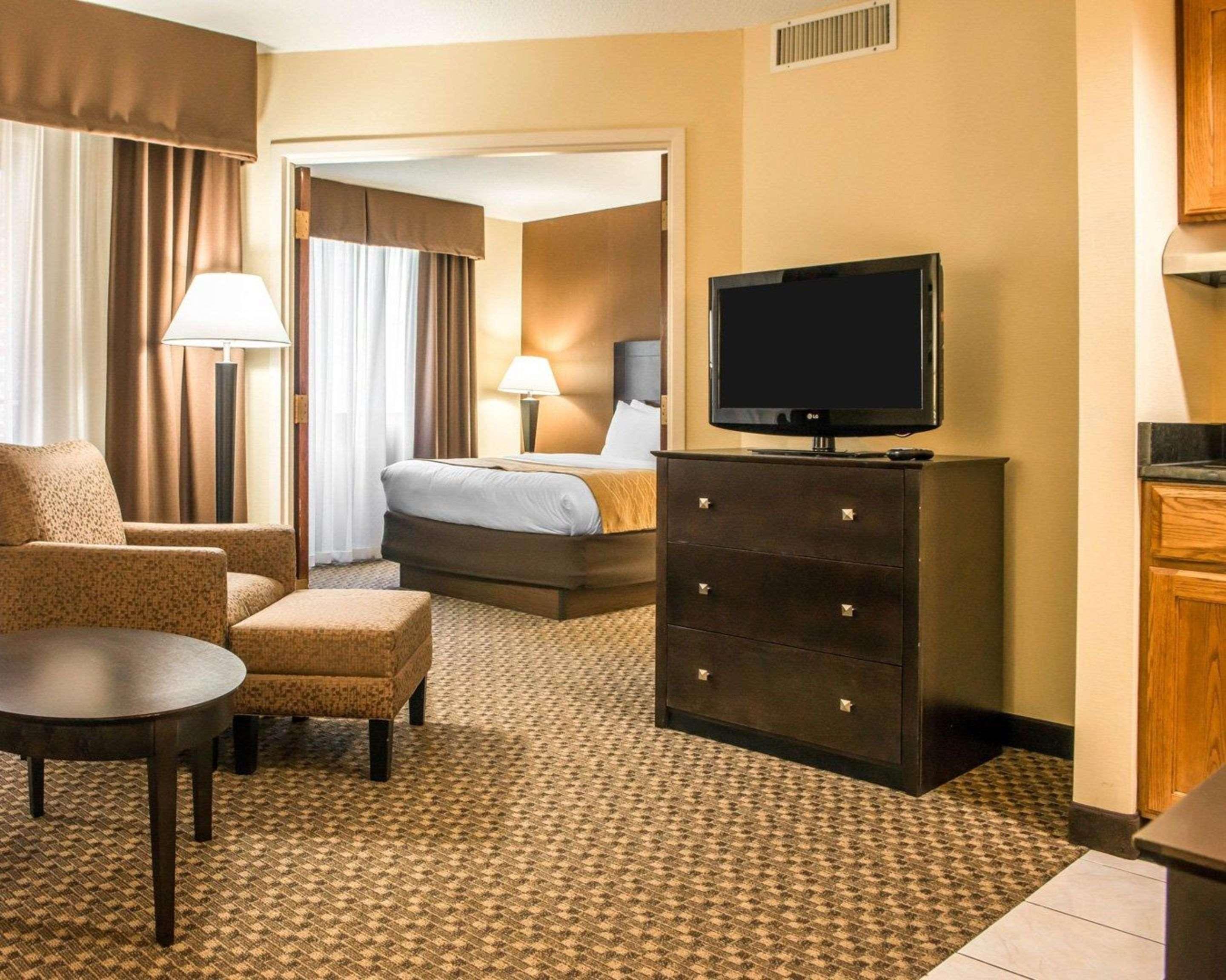 Mainstay Suites Verona Екстериор снимка