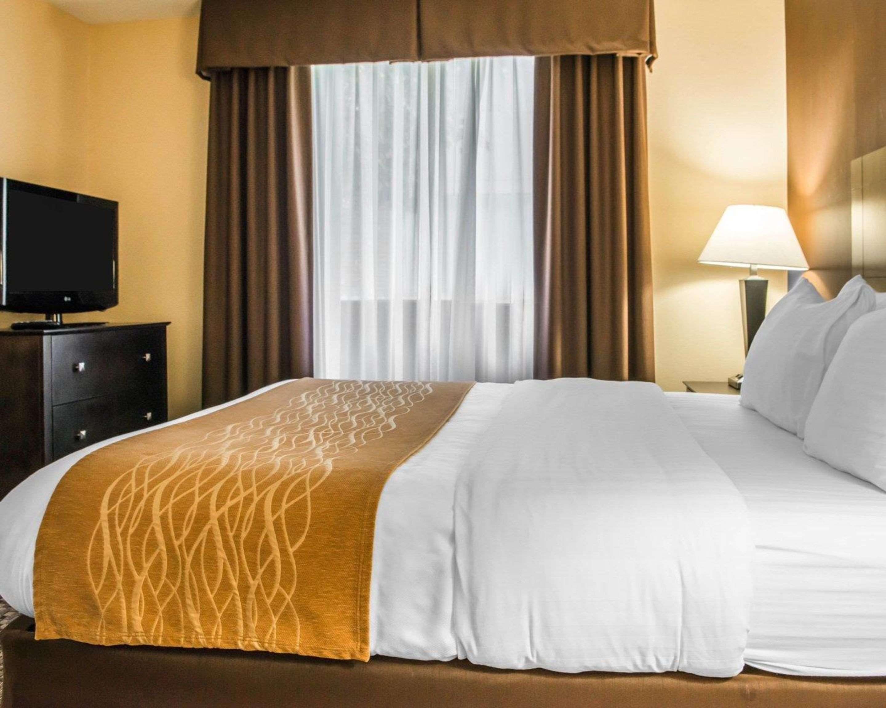 Mainstay Suites Verona Екстериор снимка