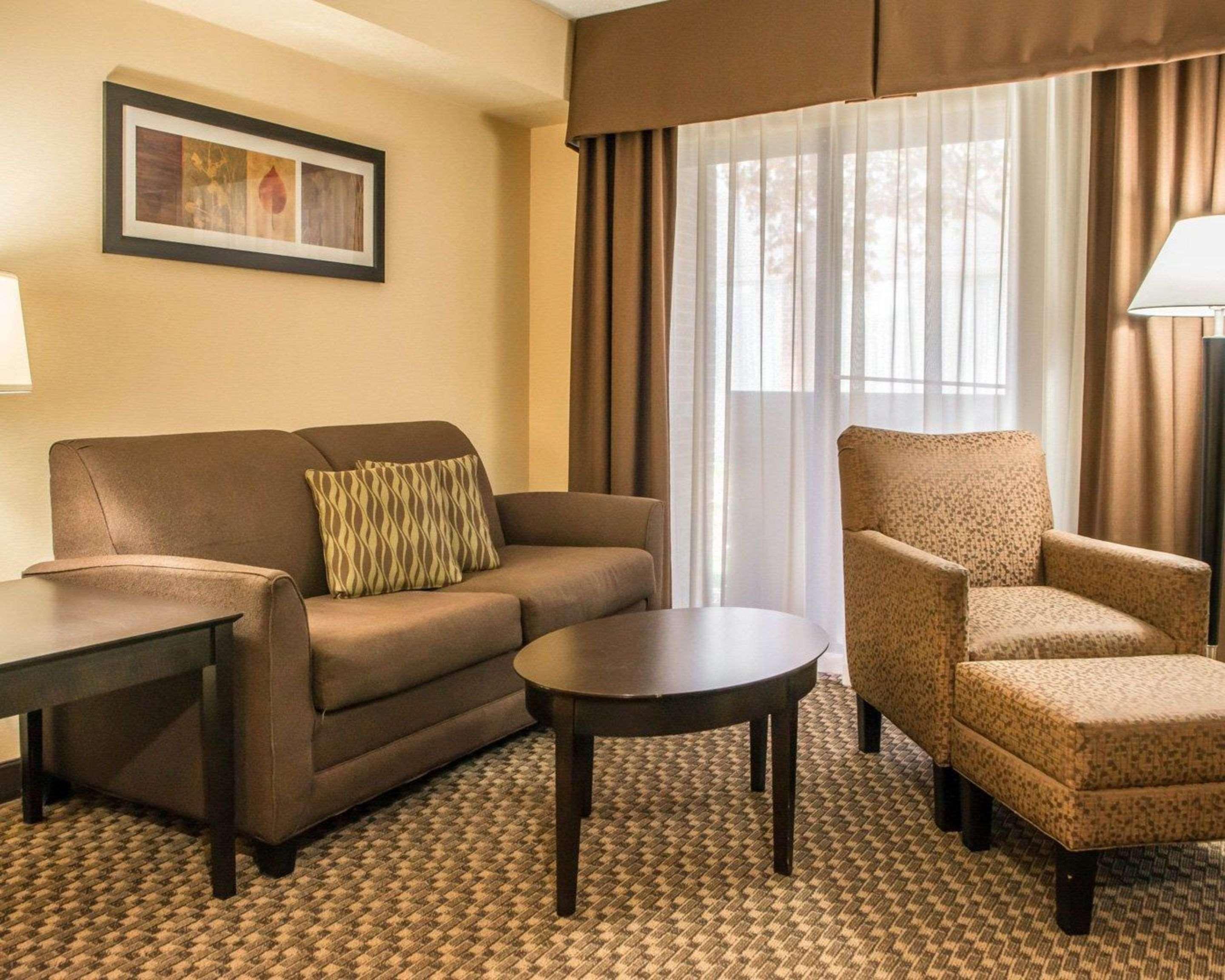 Mainstay Suites Verona Екстериор снимка