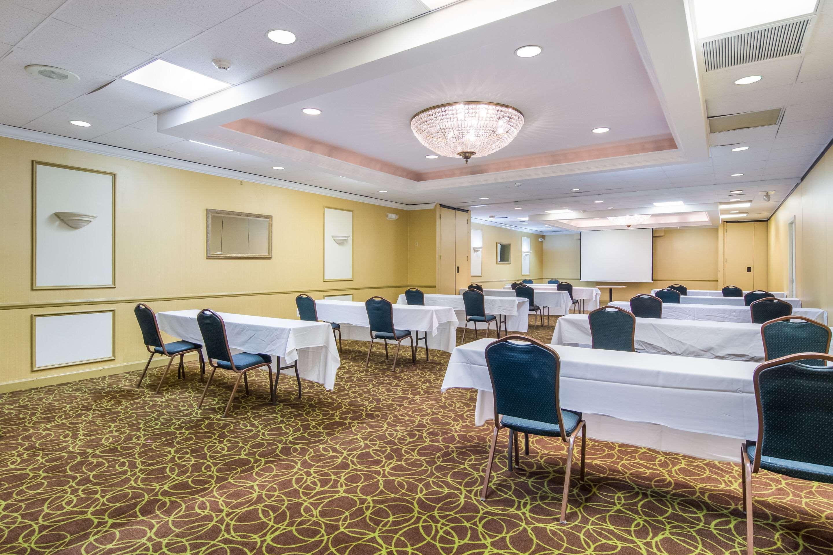 Mainstay Suites Verona Екстериор снимка