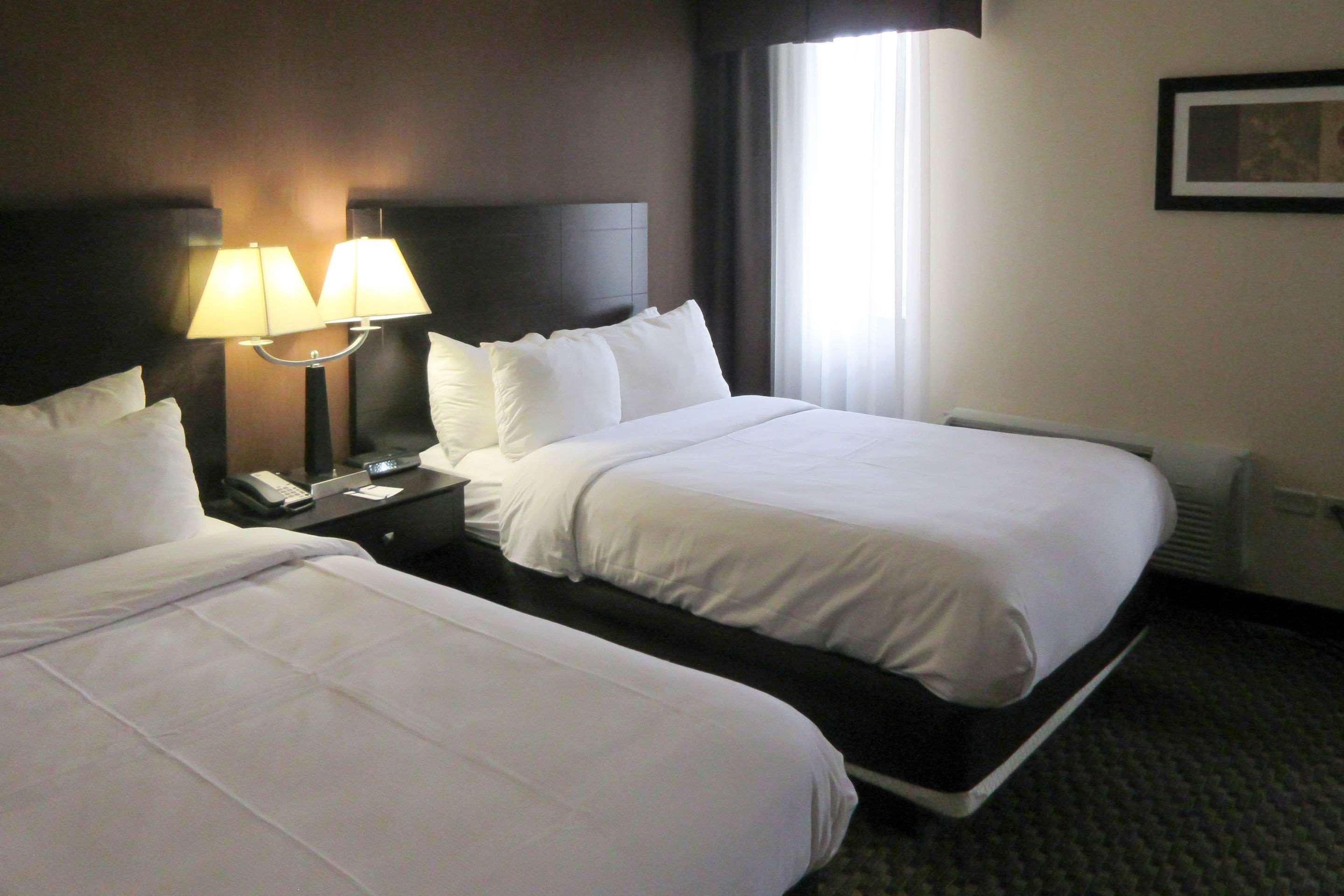 Mainstay Suites Verona Екстериор снимка