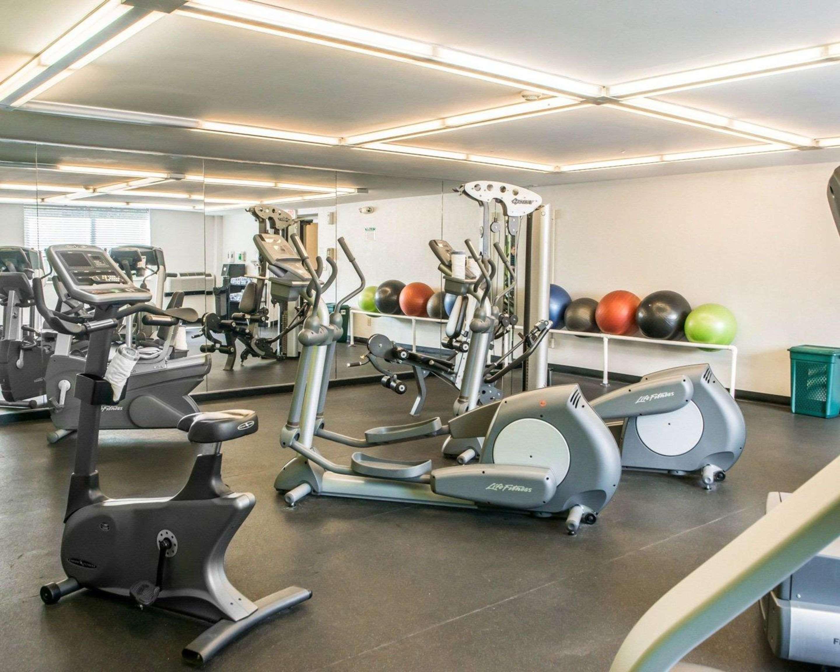 Mainstay Suites Verona Екстериор снимка