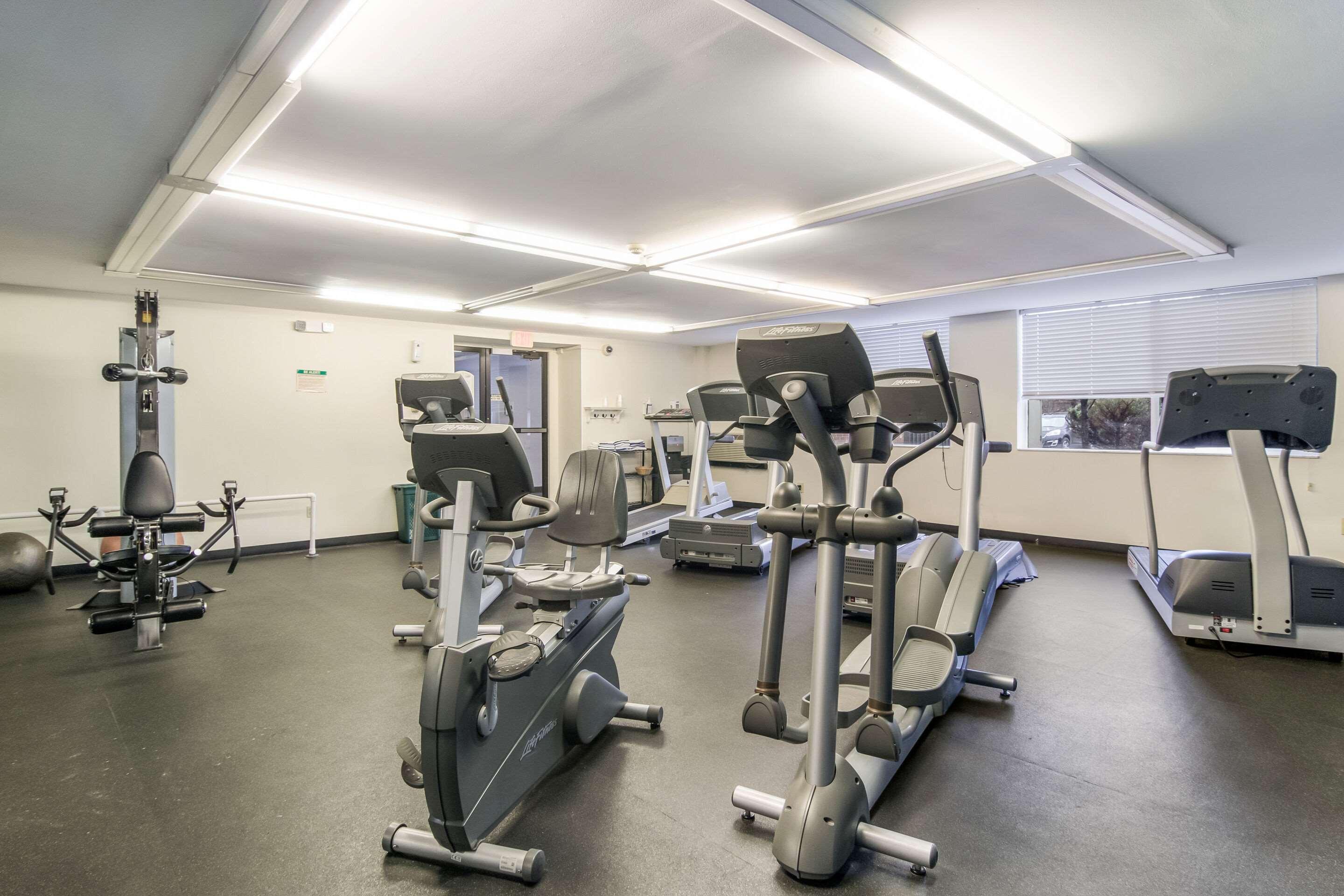 Mainstay Suites Verona Екстериор снимка