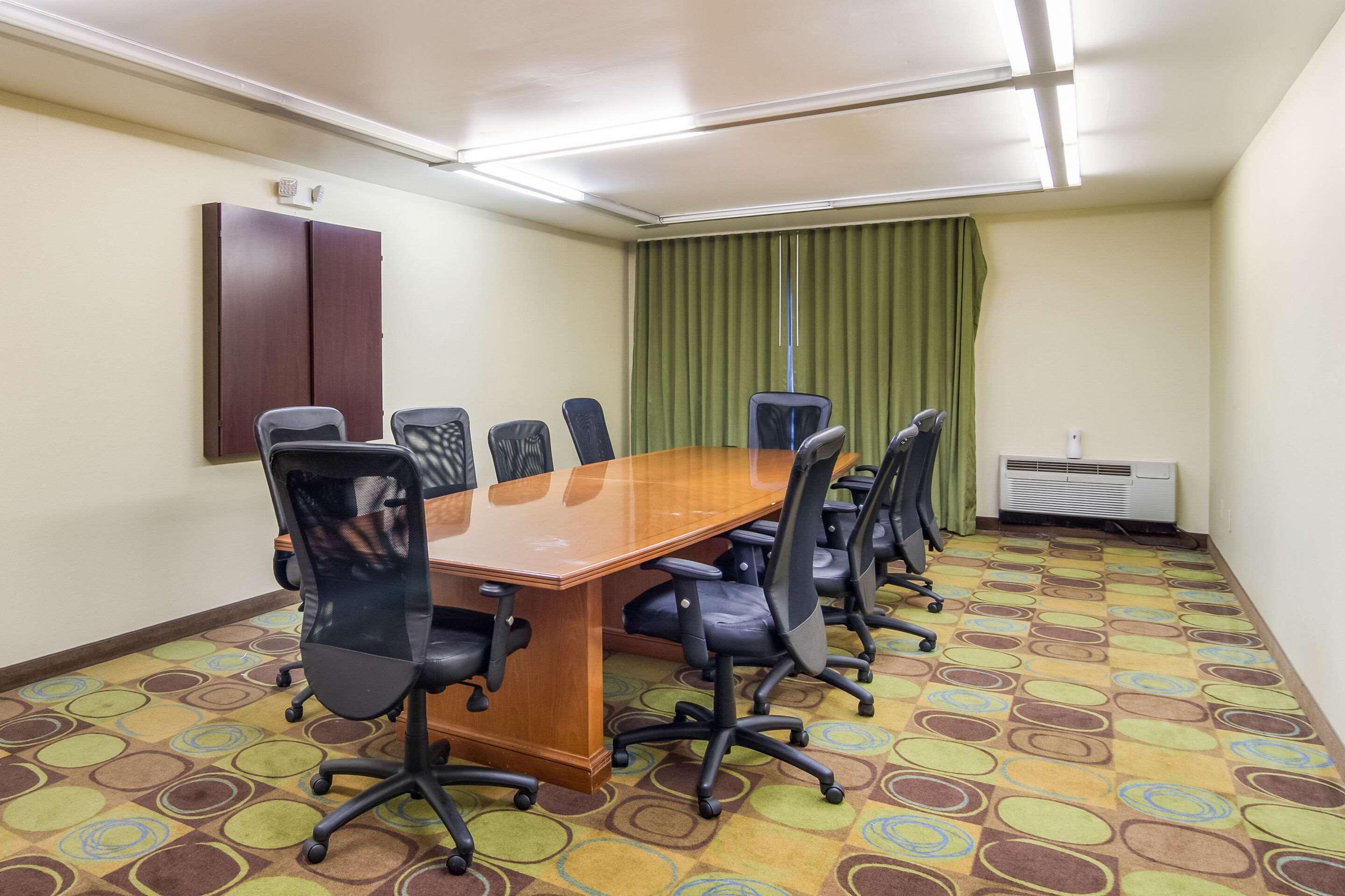 Mainstay Suites Verona Екстериор снимка