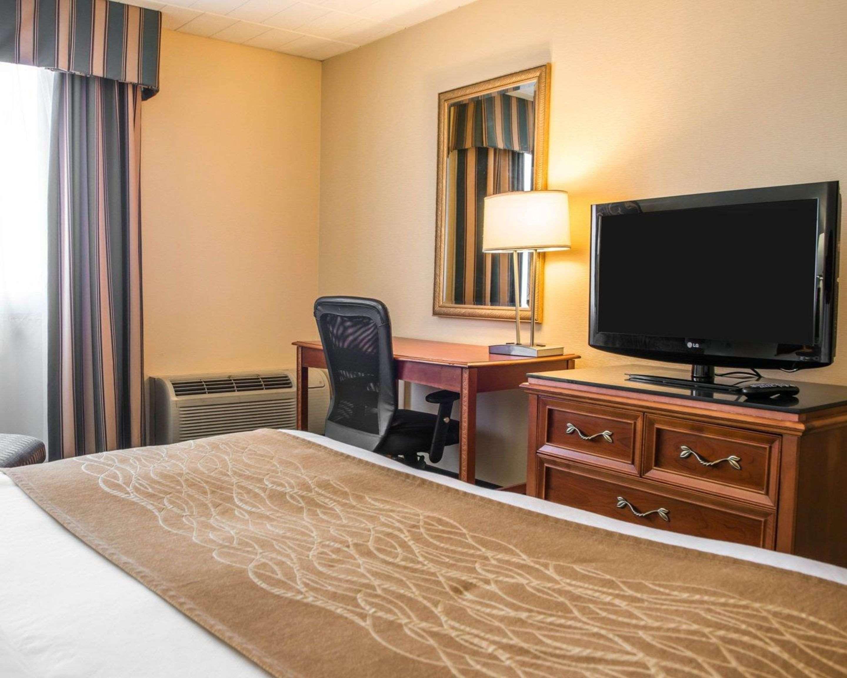 Mainstay Suites Verona Екстериор снимка