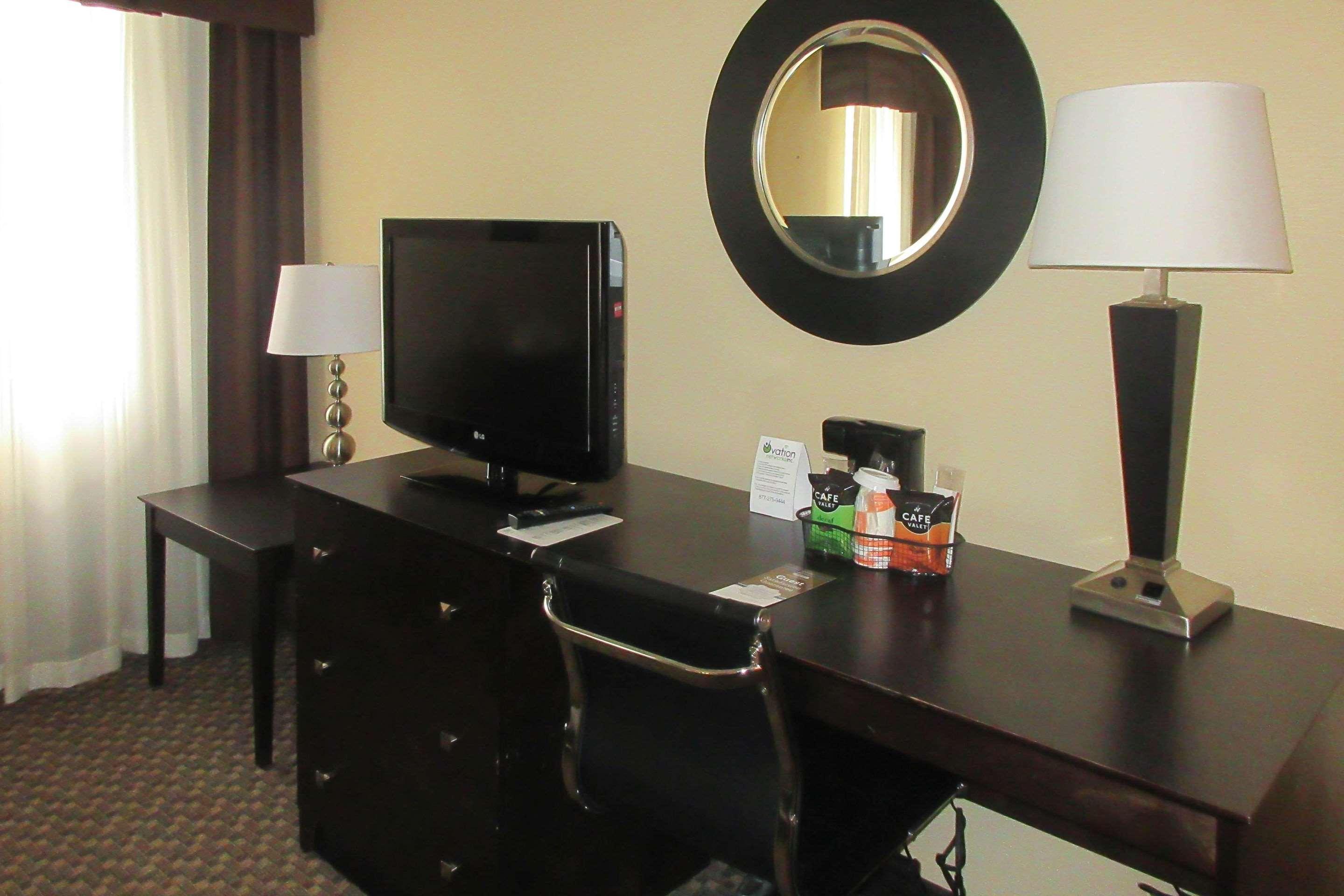 Mainstay Suites Verona Екстериор снимка