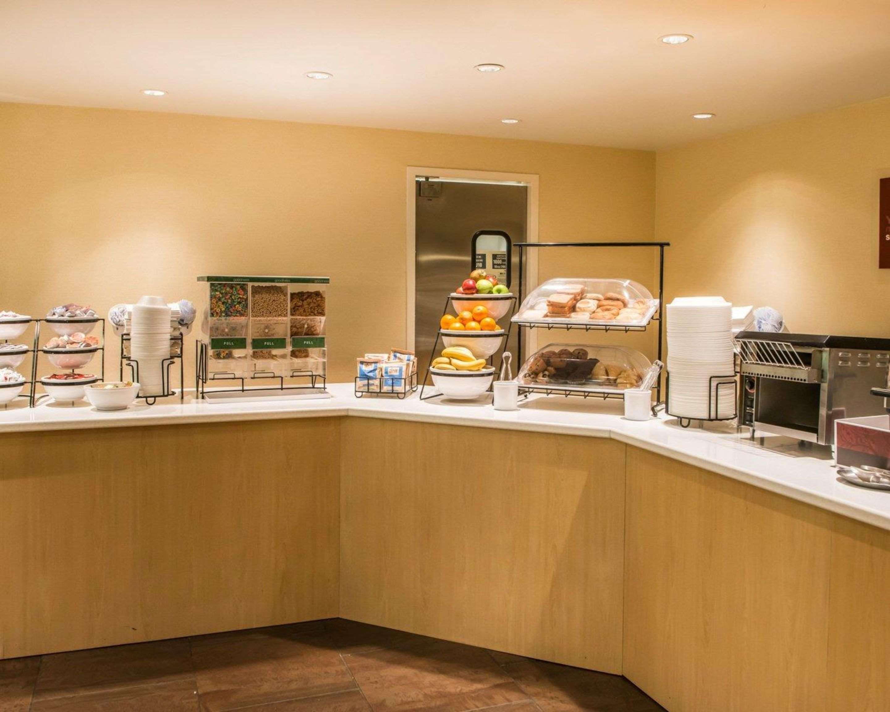 Mainstay Suites Verona Екстериор снимка