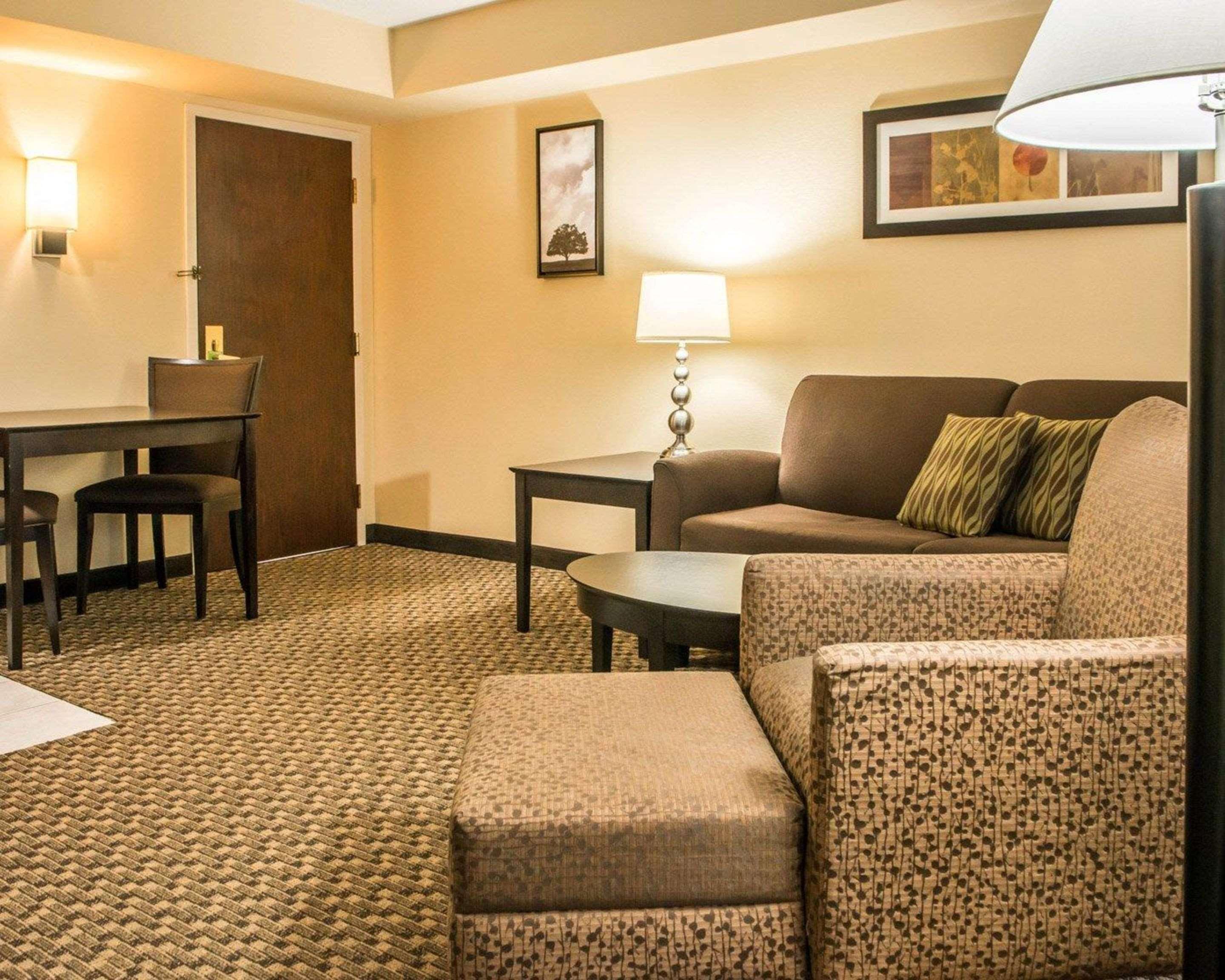 Mainstay Suites Verona Екстериор снимка